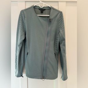 Athleta sweatshirt with pockets that zip!